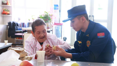 【网络中国节】新疆库车消防员走进养老院陪老人过中秋