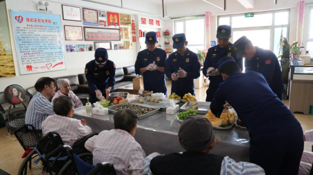 【网络中国节】新疆库车消防员走进养老院陪老人过中秋