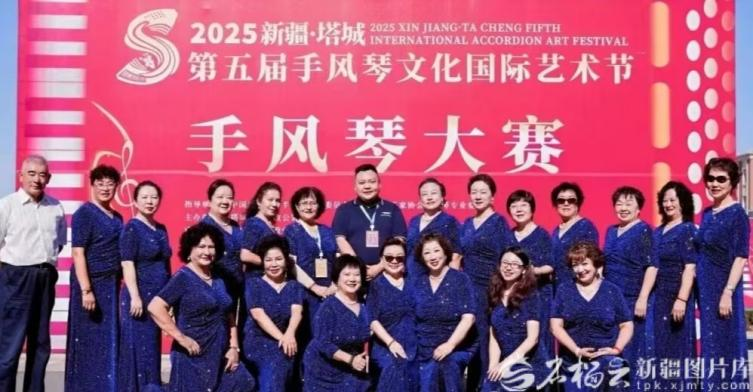 银发课堂里的“第二人生” 银发课堂里的“第二人生”