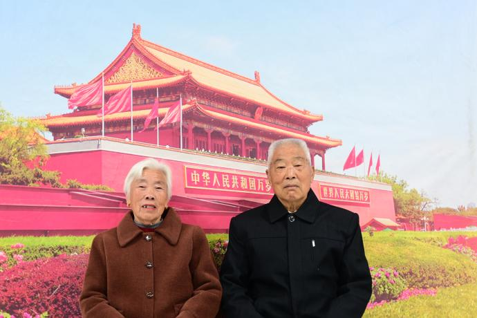 【网络中国节】河南洛阳:132张“天安门”合影定格乡村老人“北京梦” 【网络中国节】河南洛阳:132张“天安门”合影定格乡村老人“北京梦”
