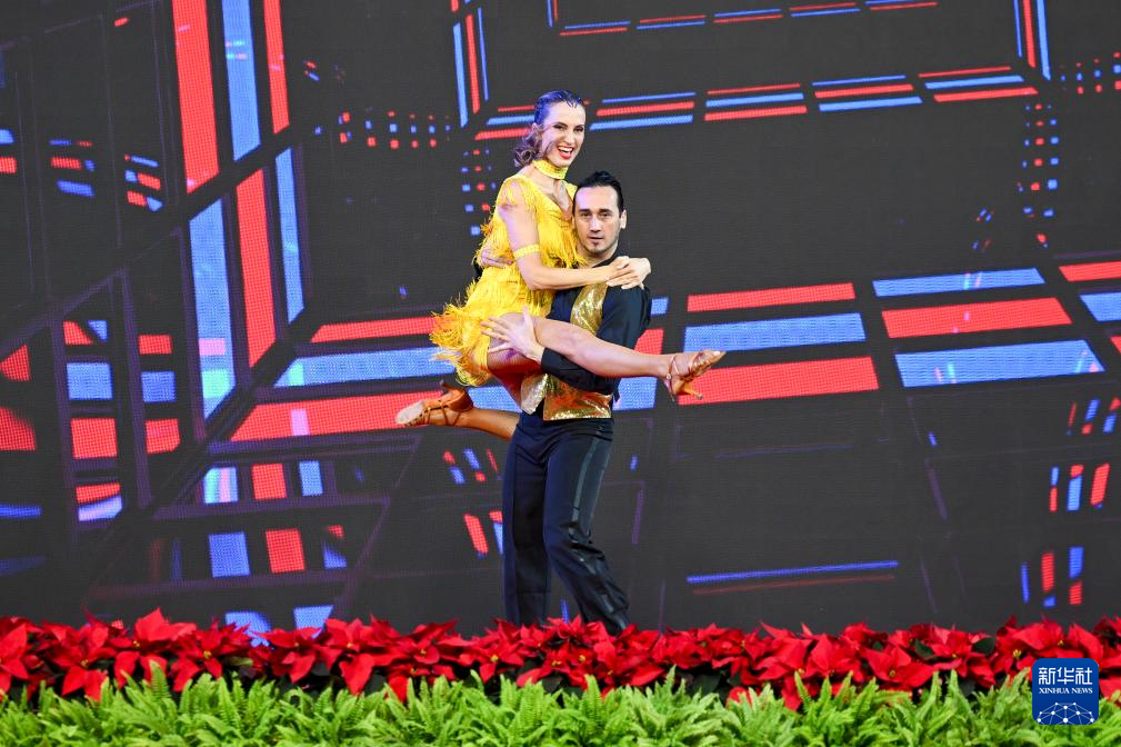 第八届进博会丨“进博之夜”文艺演出在沪上演