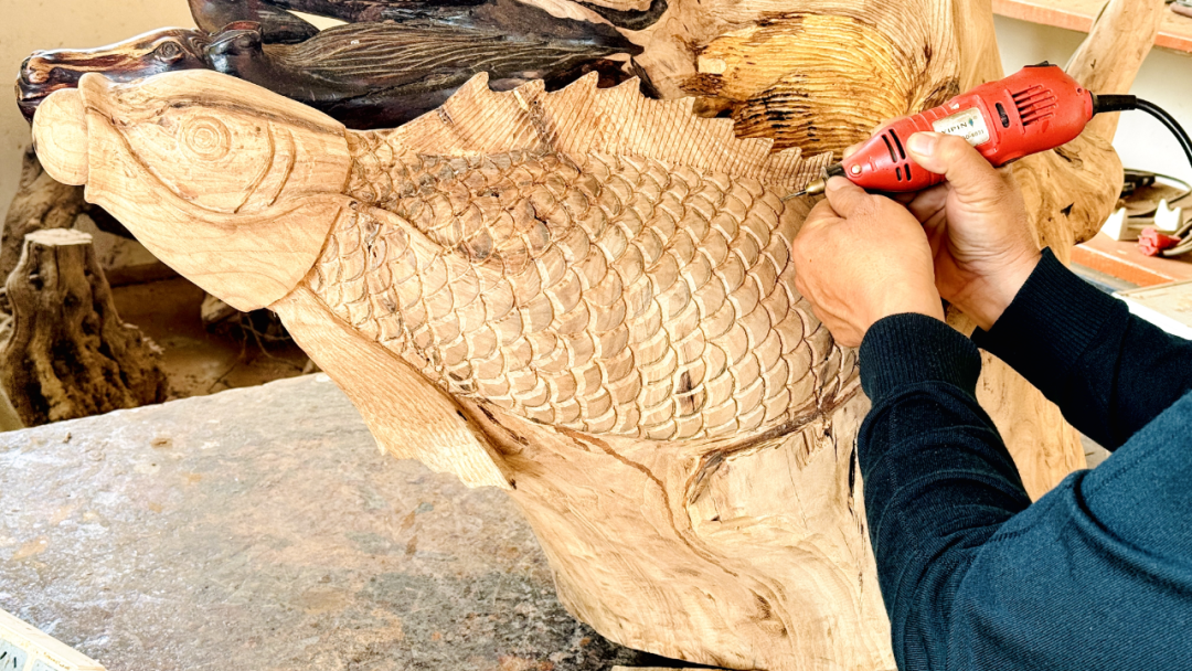 他用20年，把枯根变成“会说话”的传家宝