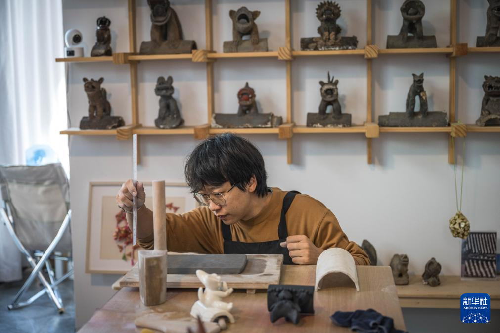 图片故事丨90后青年匠人 让镇宅神兽从屋顶走入“心房”