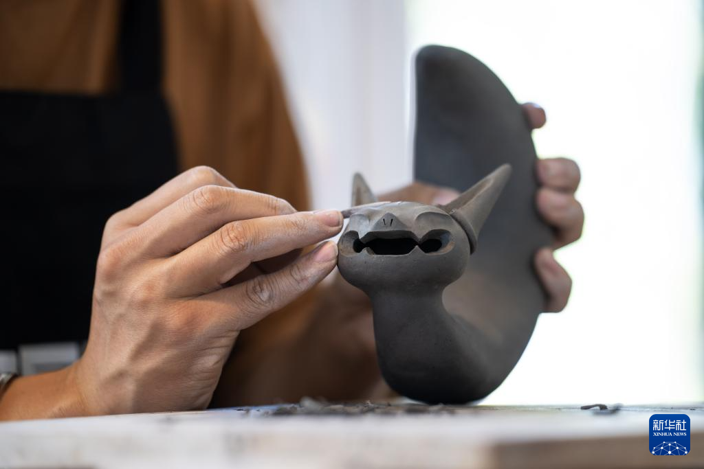 图片故事丨90后青年匠人 让镇宅神兽从屋顶走入“心房”