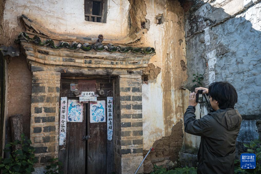 图片故事丨90后青年匠人 让镇宅神兽从屋顶走入“心房”