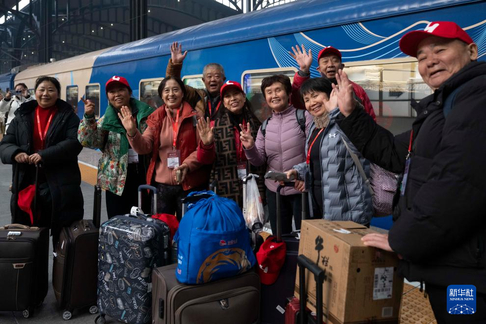 黑龙江开行今冬首趟冰雪旅游列车
