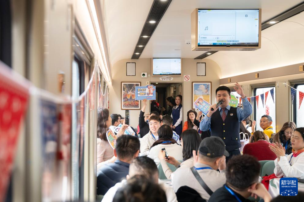 黑龙江开行今冬首趟冰雪旅游列车