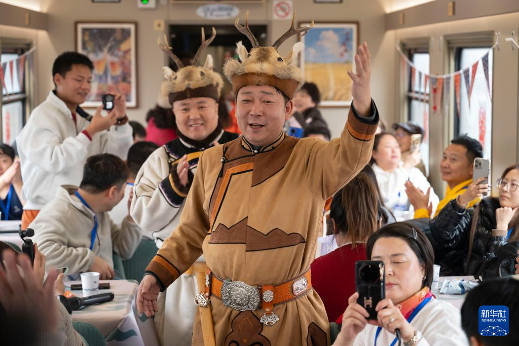 黑龙江开行今冬首趟冰雪旅游列车