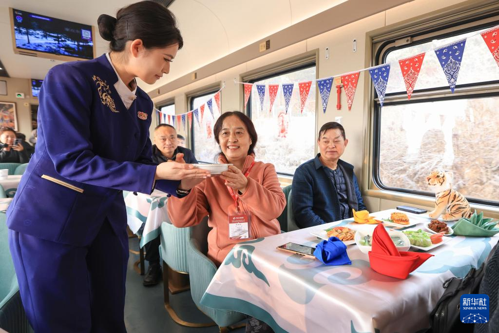 黑龙江开行今冬首趟冰雪旅游列车