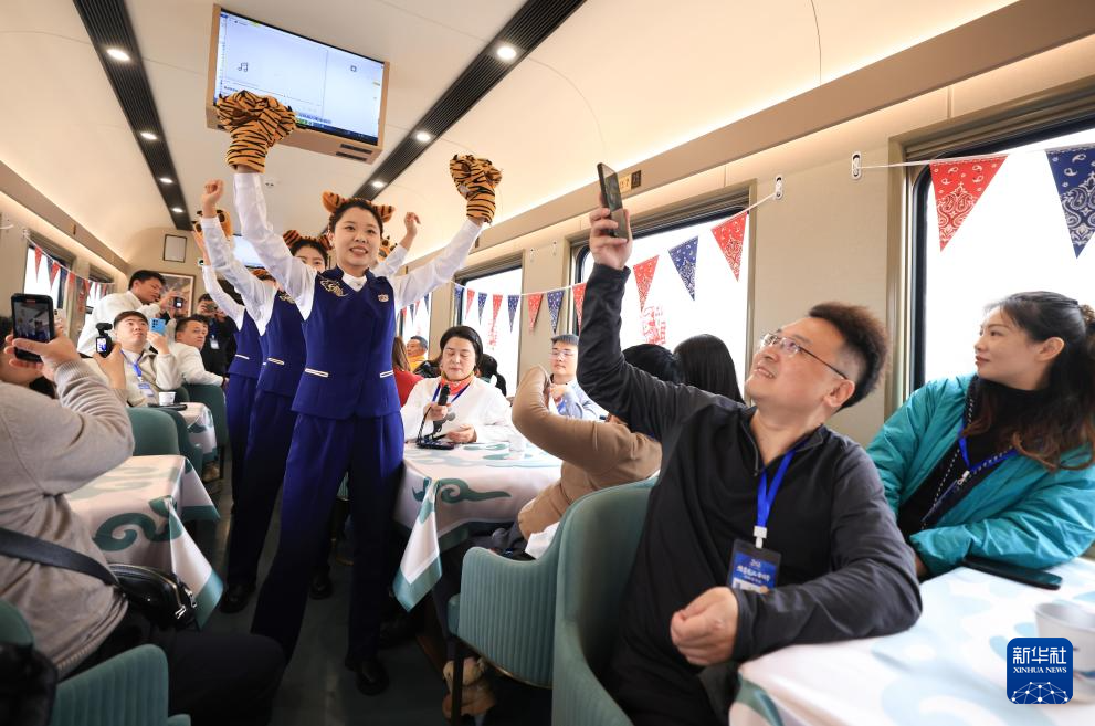 黑龙江开行今冬首趟冰雪旅游列车