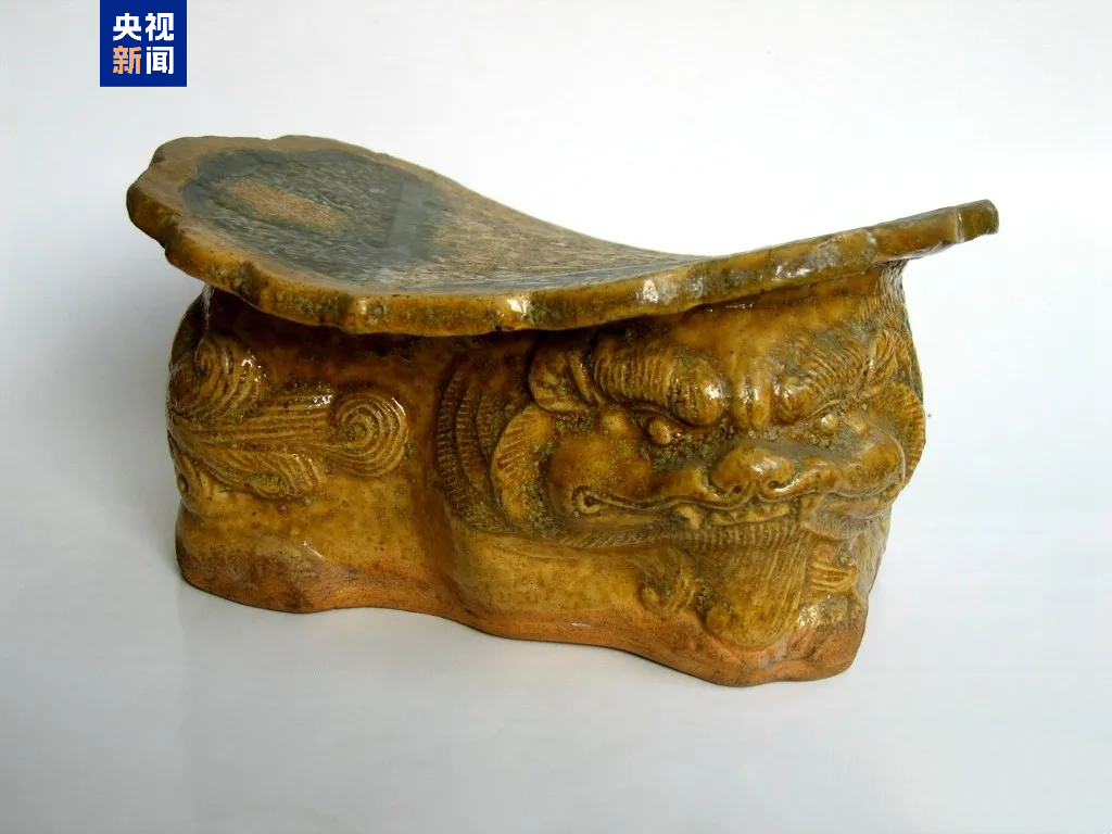 文博日历丨“金三彩”也出彩,不信你看这个壶