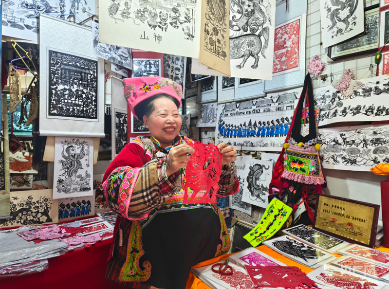 2026大市场看中国年|非遗焕彩“活”起来 古街欢腾中国年