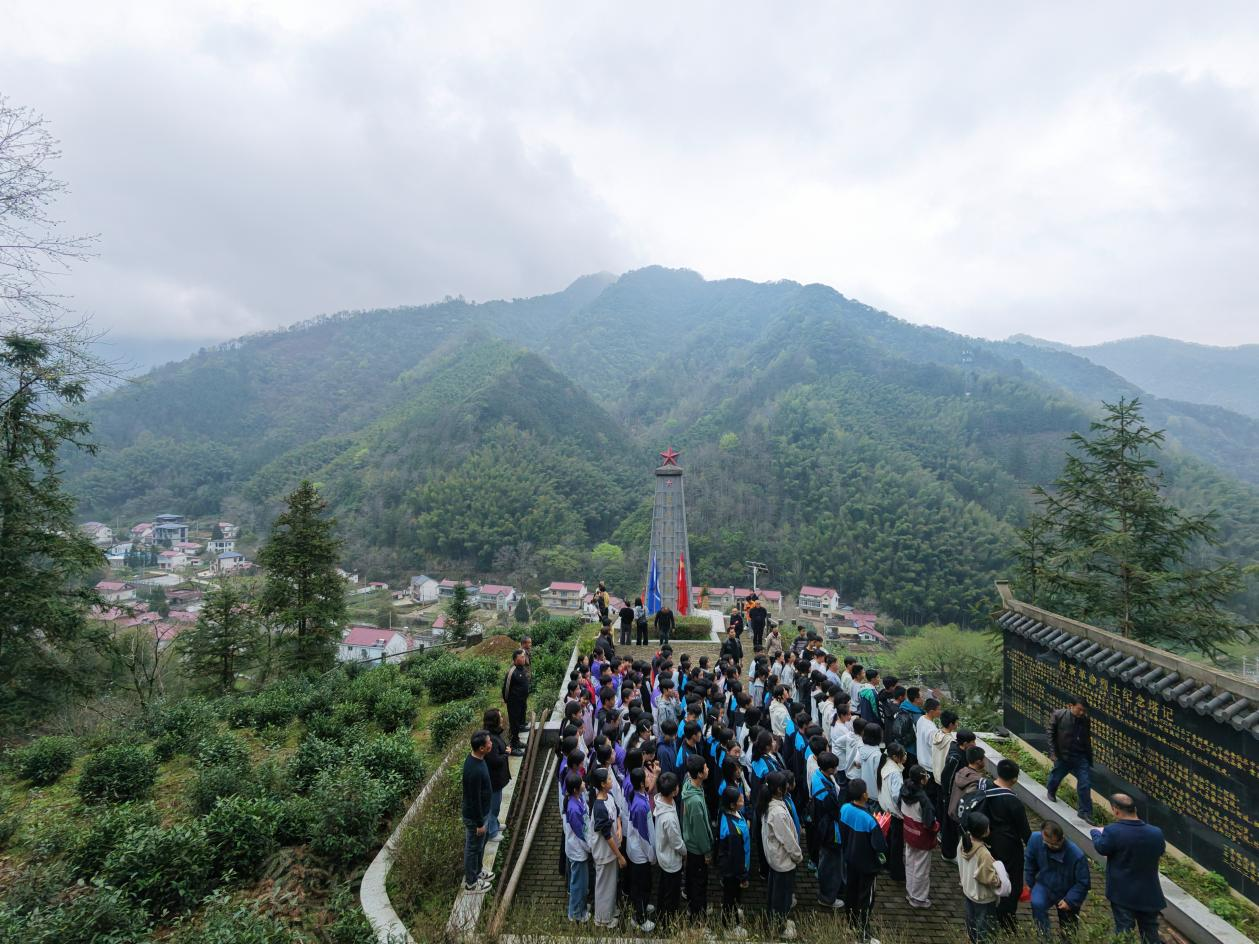 网络中国节|安徽石台：百名师生徒步致敬“最可爱的人”