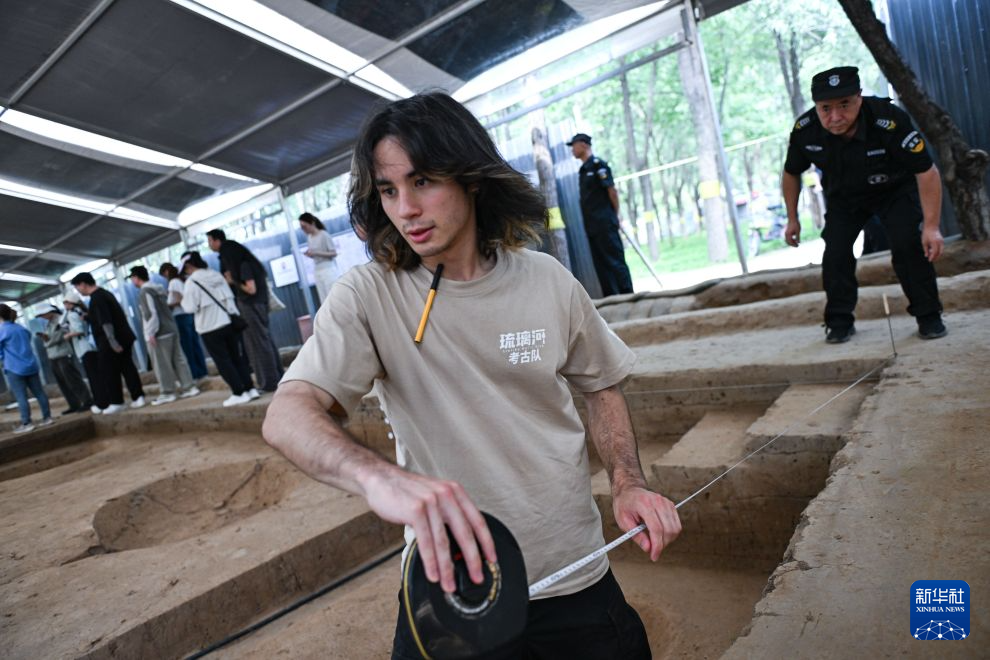 中外青年在北京琉璃河遗址共研考古