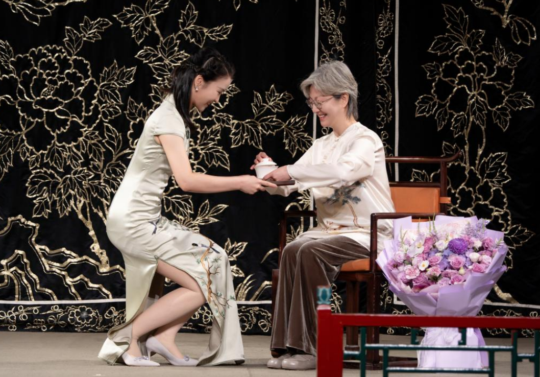 四十载昆坛深耕 梅花奖得主魏春荣喜收新徒潘晓佳 image.png