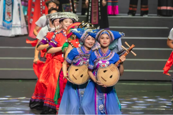 实力圈粉!首都观众为贵州“村舞”《锦·蓝》动情点赞