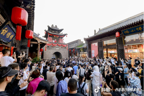 七夕邂逅古城浪漫！抖音落日合唱派对点亮平遥之夜