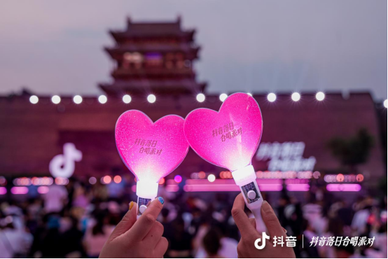 七夕邂逅古城浪漫！抖音落日合唱派对点亮平遥之夜
