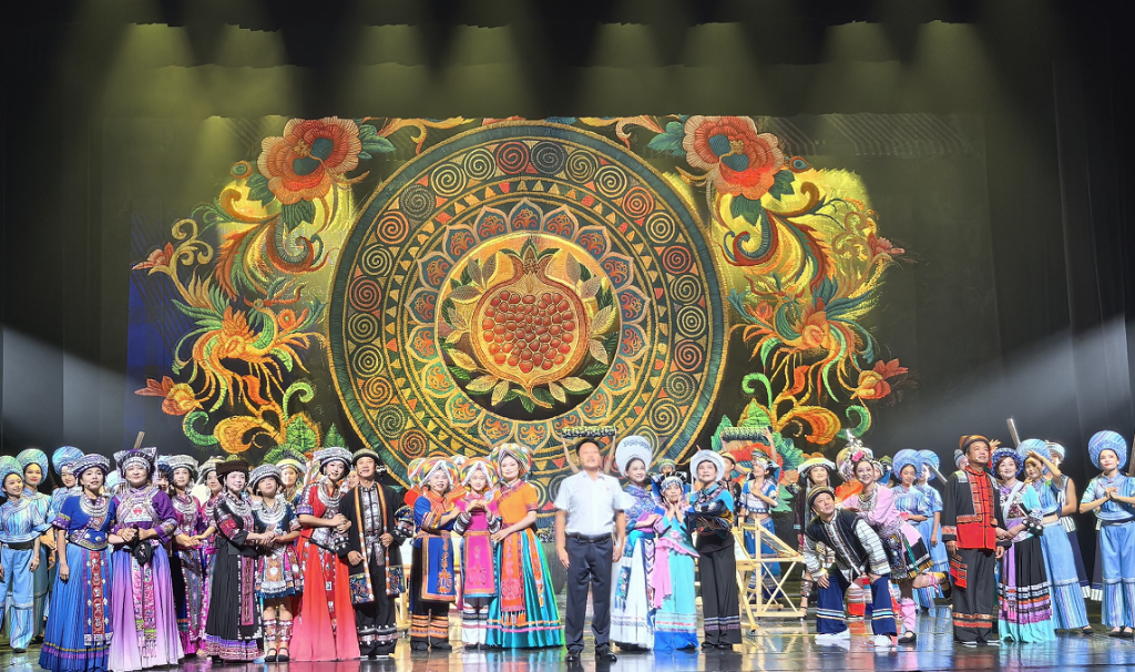 贵州“村舞”黔西南民族歌舞剧《锦·蓝》精彩亮相第七届全国少数民族文艺会演