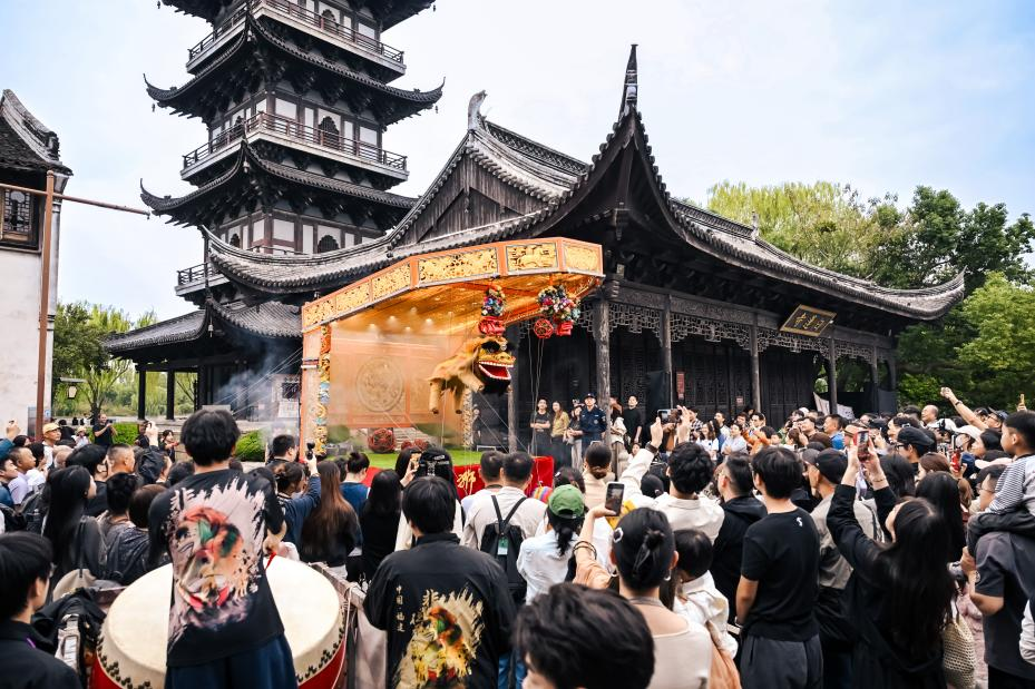 水乡秋来万象入戏 第十三届乌镇戏剧节启幕 水乡秋来万象入戏 第十三届乌镇戏剧节启幕